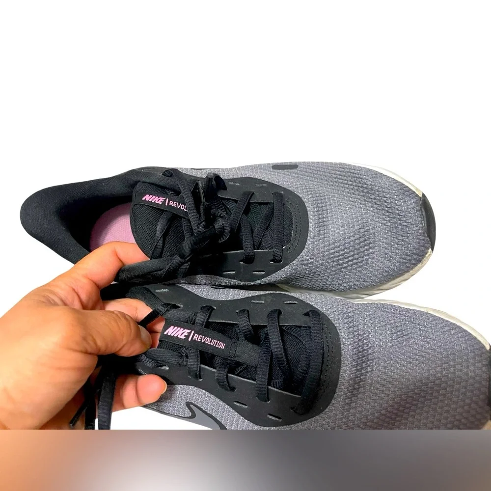 💜Nike Gray and Pink Athletic Shoes with Modern Design